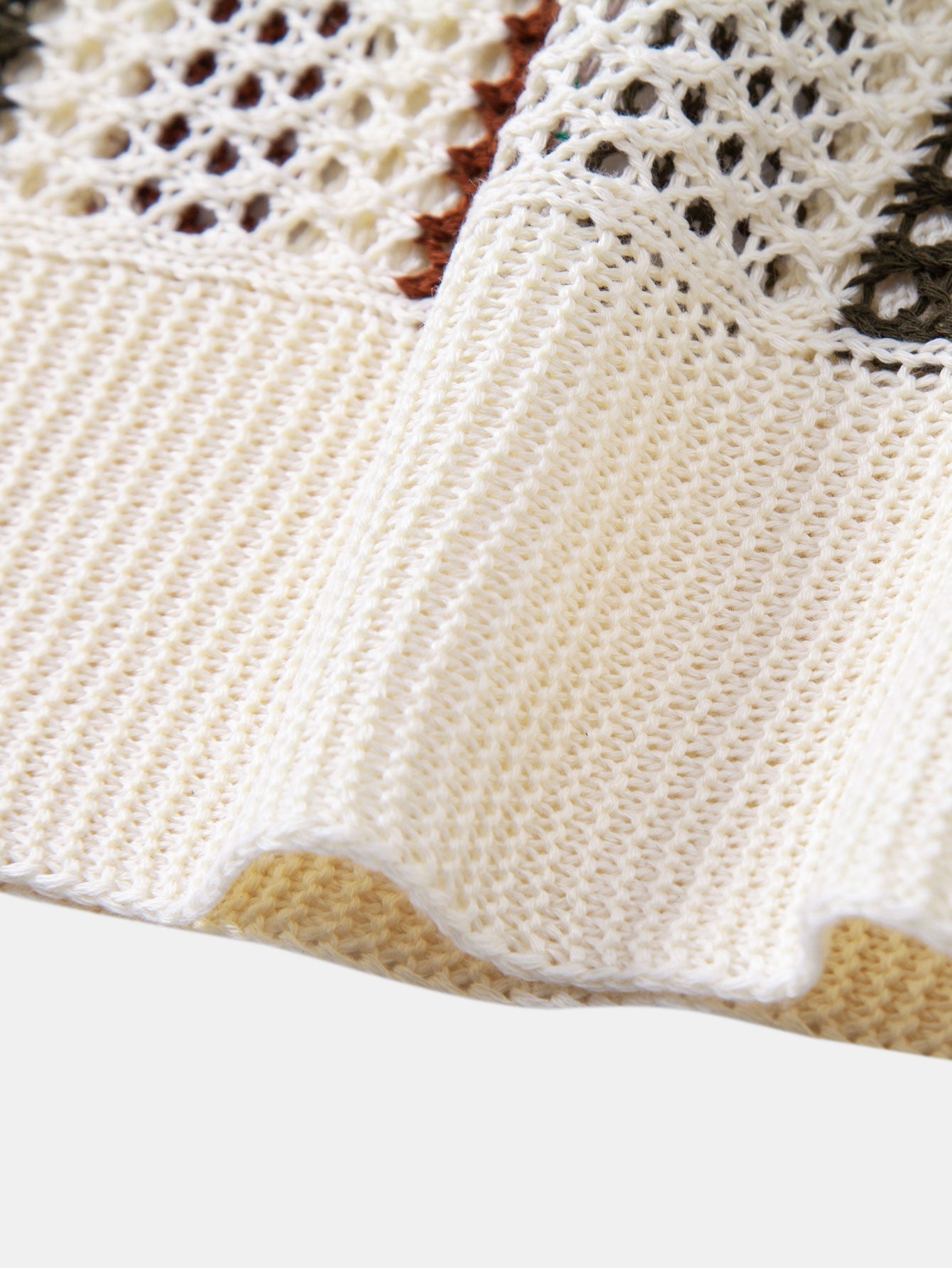 POLO À COL V RAYÉ AU CROCHET